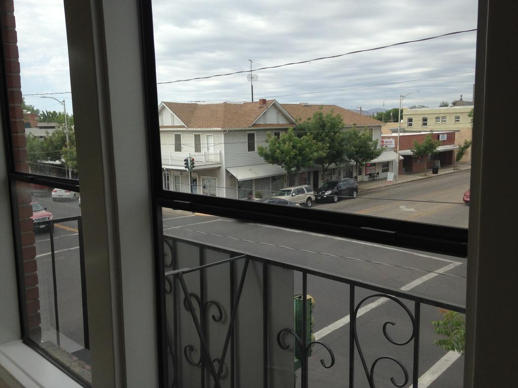 Hotel Burgess Reedley Bagian luar foto