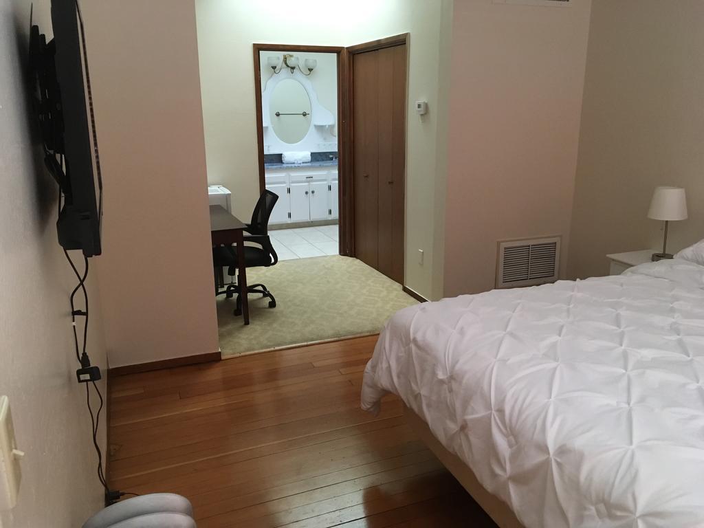 Hotel Burgess Reedley Bagian luar foto