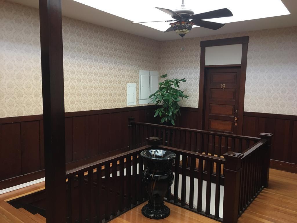Hotel Burgess Reedley Bagian luar foto