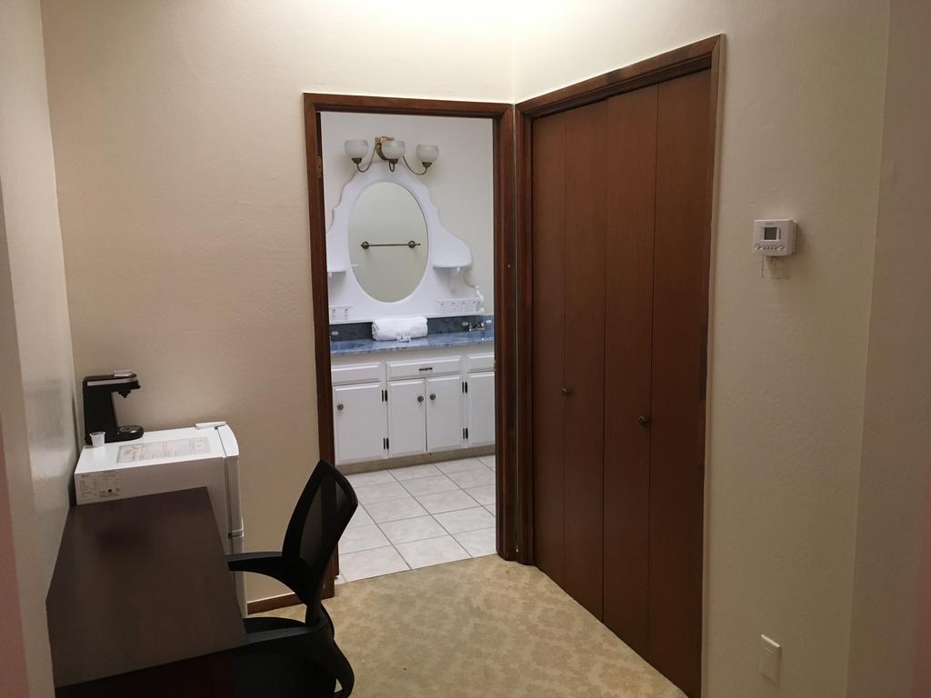 Hotel Burgess Reedley Bagian luar foto
