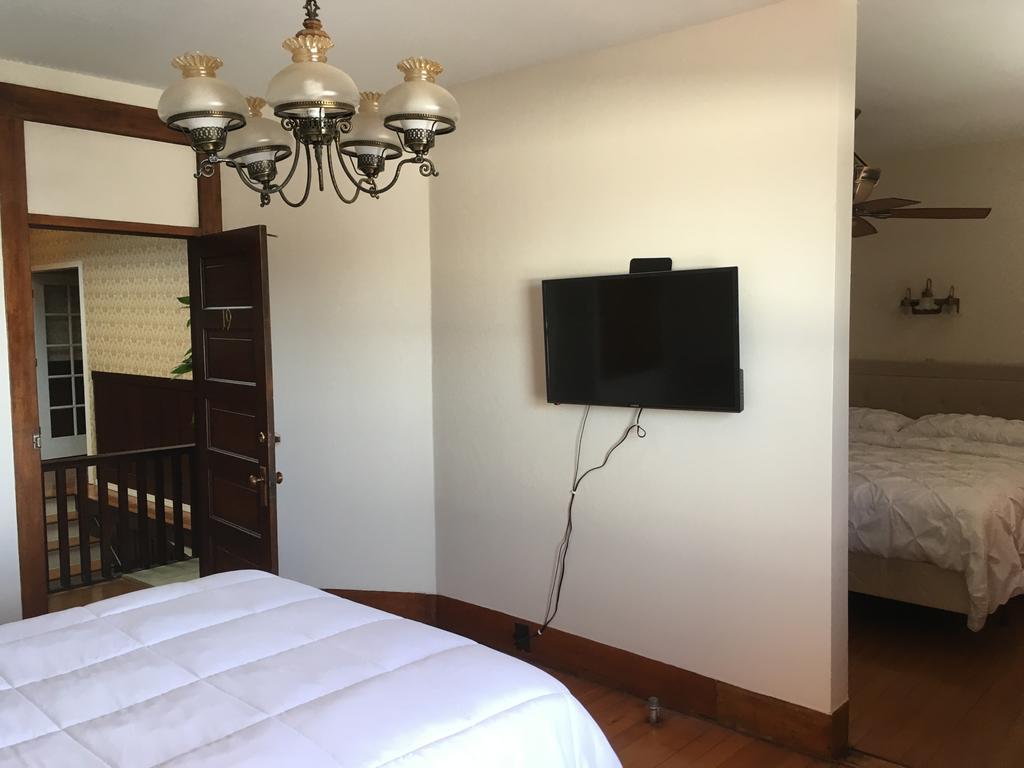 Hotel Burgess Reedley Bagian luar foto
