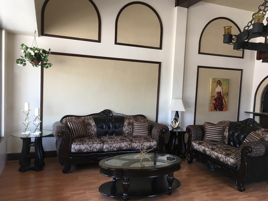 Hotel Burgess Reedley Bagian luar foto