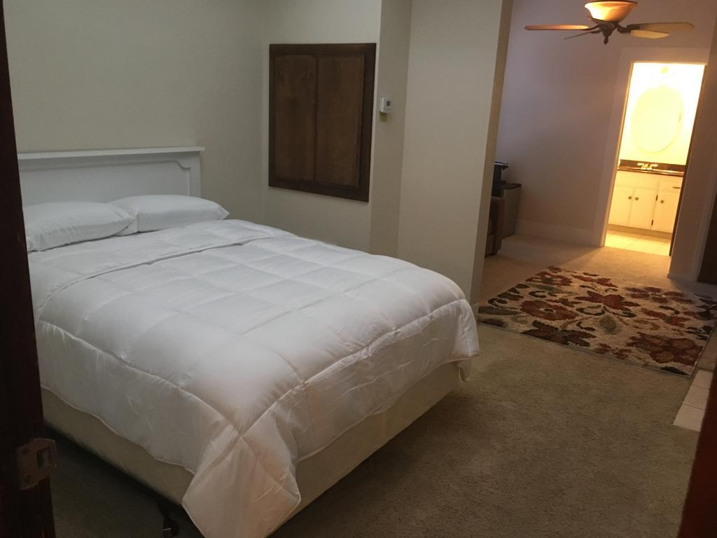 Hotel Burgess Reedley Bagian luar foto