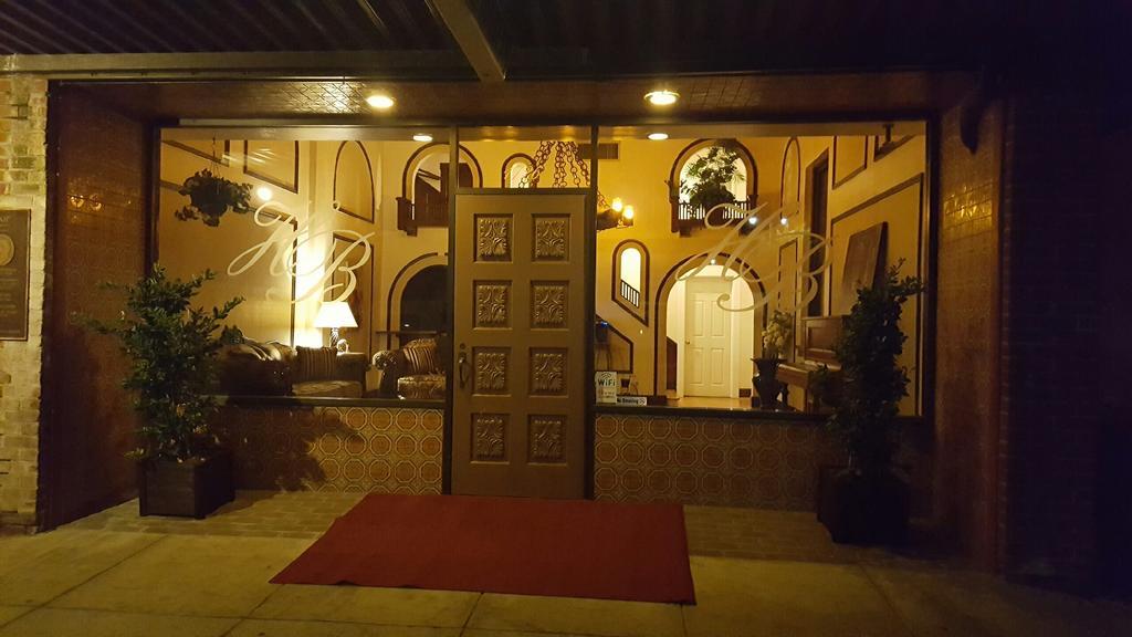 Hotel Burgess Reedley Bagian luar foto
